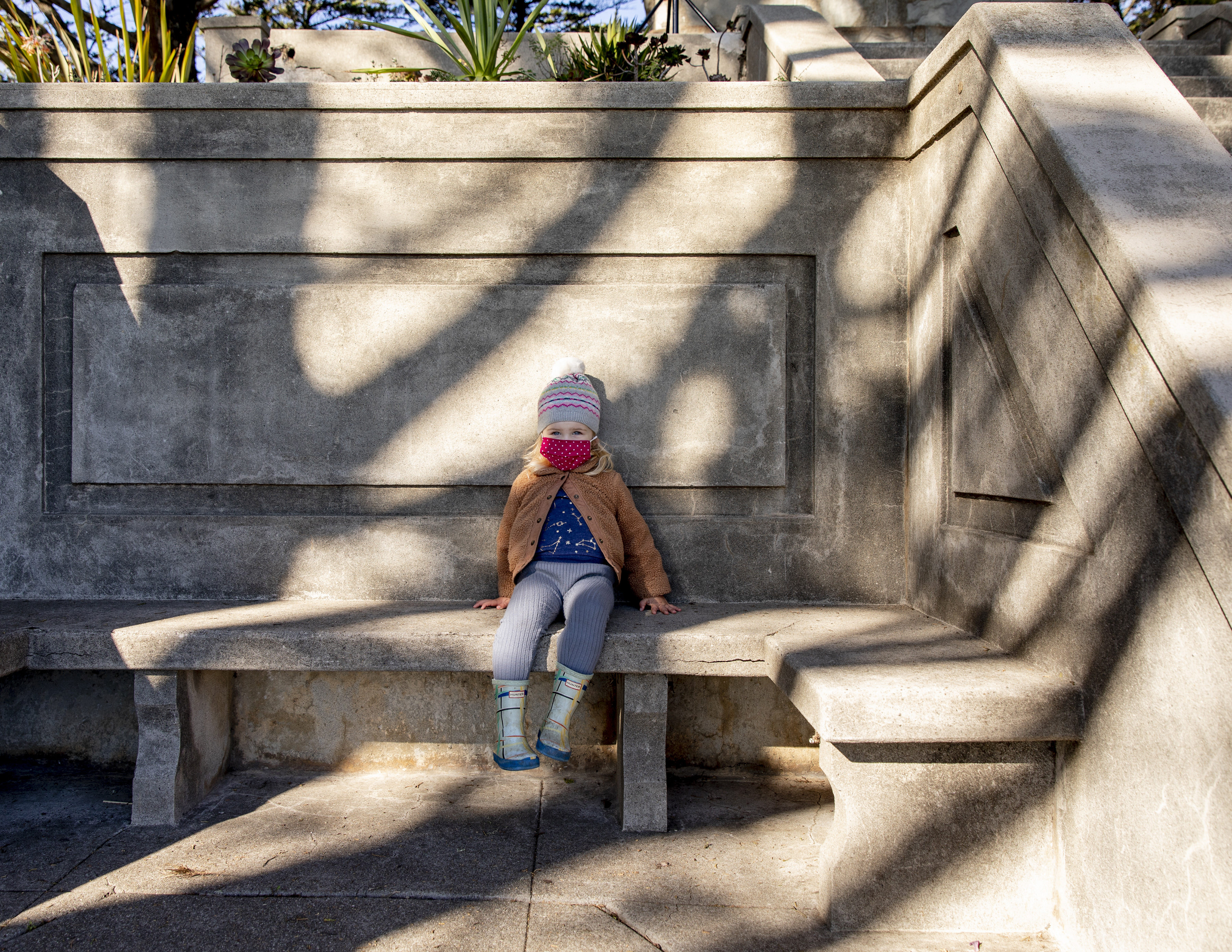 Alice McGraw, de 2 años, en el monumento al Monte Olimpo en San Francisco el 25 de noviembre de 2020.   (Cayce Clifford / The New York Times)