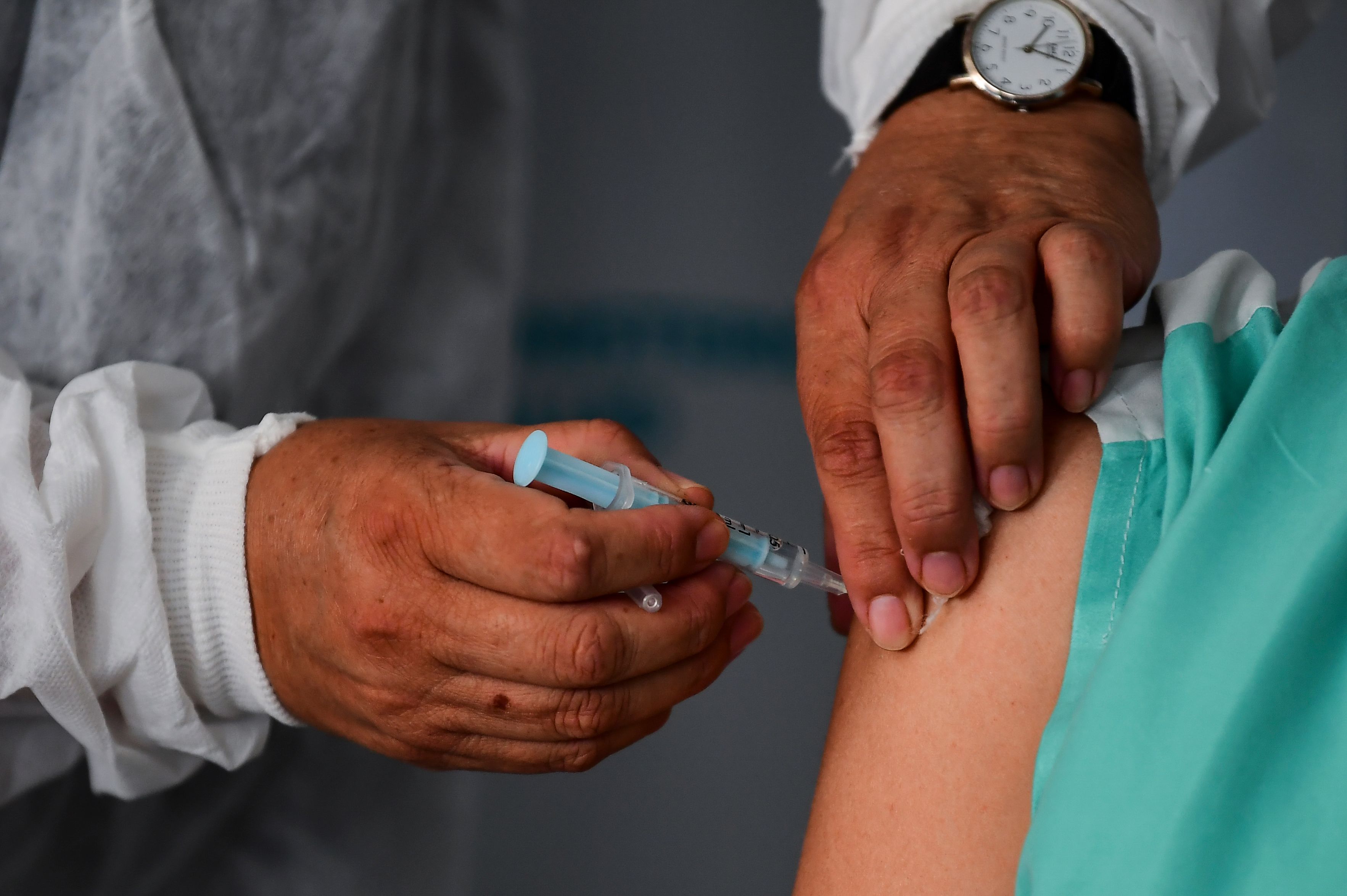 Hasta 25 mil dólares han ofrecido distintos famosos para colocarse la vacuna contra el coronavirus. (Foto Prensa Libre: AFP).