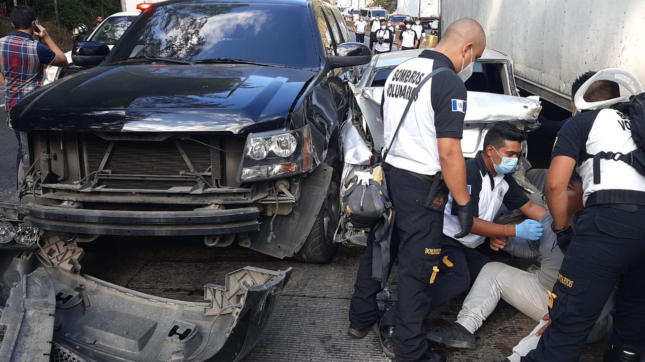 Una persona murió y al menos seis resultaron heridas en un accidente en la cuesta de Villalobos. (Foto Prensa Libre: Cortesía)