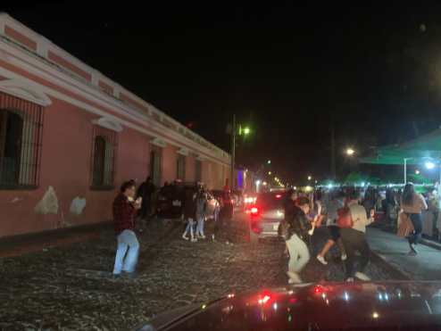 Decenas de personas sin guardar distancia asisten a La Antigua Guatemala. (Foto Prensa Libre: Raquel Pérez )