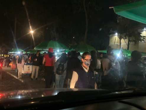 Decenas de personas sin guardar distancia asisten a La Antigua Guatemala. (Foto Prensa Libre: Raquel Pérez )