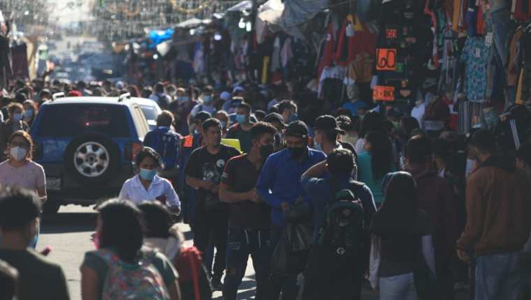Miles de personas visitaron los mercados municipales  y satelitales durante este último fin de semana. (Foto Prensa Libre: Carlos Hernández)