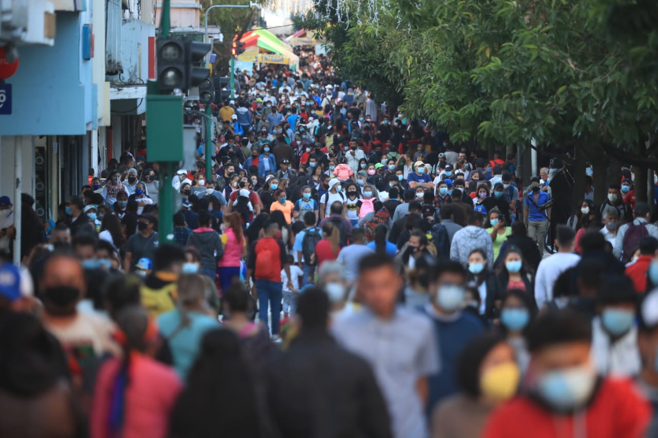 Durante las fiestas de fin de año se observaron aglomeraciones en distintas zonas del país. (Foto Prensa Libre: Hemeroteca PL)