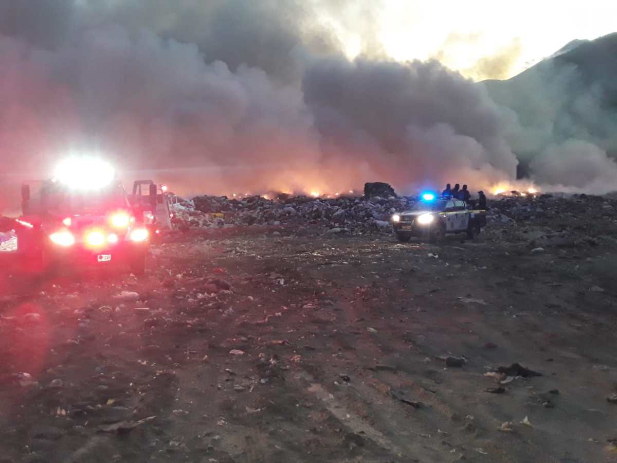 Los bomberos reportan que las llamas se están expandiendo. Foto Prensa Libre: Cortesia.