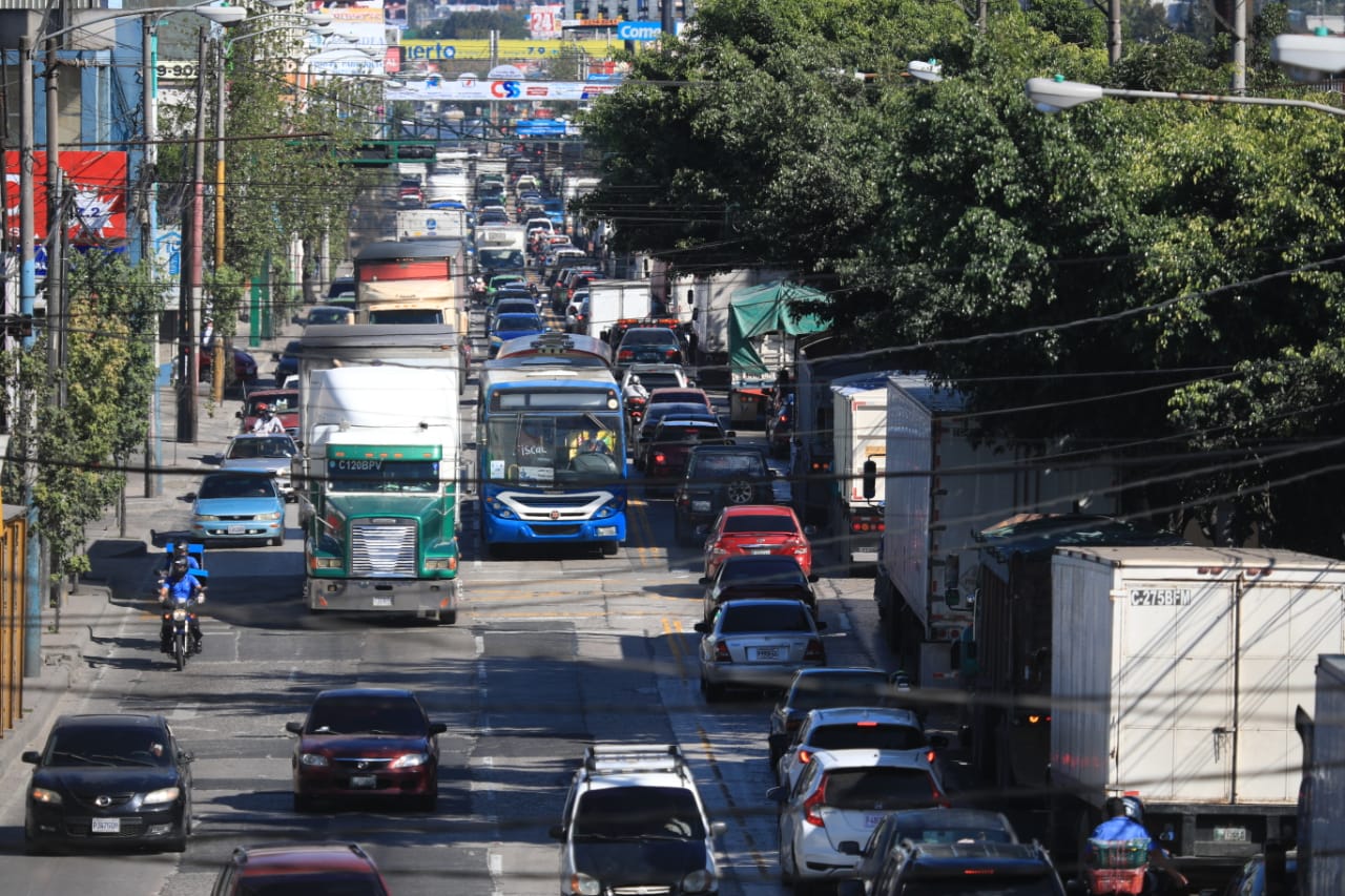 La calle Martí es uno de los puntos de intenso tránsito donde Emetra mantiene operativos permanentes. (Foto Prensa Libre: Carlos Hernández)