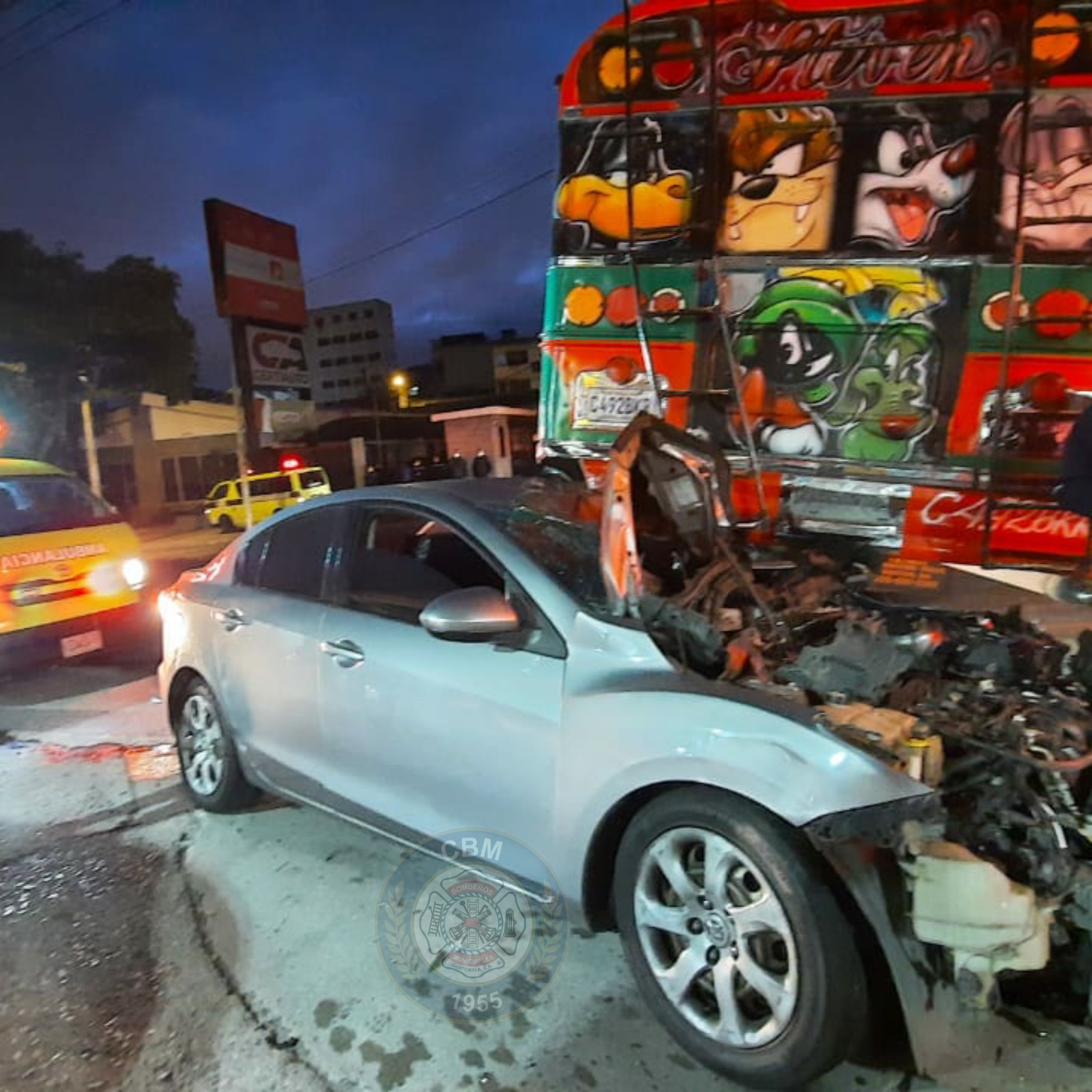 El vehículo involucrado en el accidente quedó destruido en la parte frontal. (Foto Prensa Libre: Bomberos Municipales)