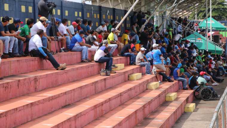 En algunos sectores del estadio Municipal de Santa Lucía se pudo observar que algunos aficionados no acataron la regla de mantener una distancia de al menos cuatro metros entre cada uno. (Foto Prensa Libre: Carlos Paredes)