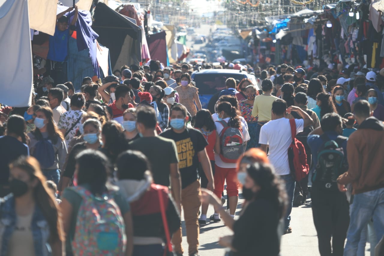 En el mercado El Guarda, en la zona 11, cientos de guatemaltecos incumplieron el distanciamiento dictado para contener el covid durante el último sábado antes de Navidad. (Foto Prensa Libre: Carlos Hernández)