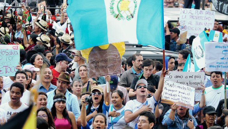 Ciudadanos han manifestado en varias oportunidades para rechazar la corrupción. (Foto Prensa Libre: Hemeroteca PL)