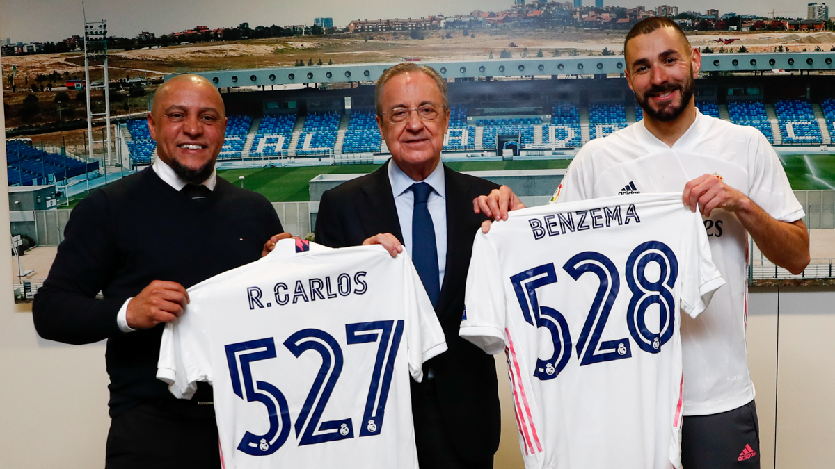 Karim Benzema posó junto a Roberto Carlos y Florentino Pérez tras cumplir su juego número 528 portando la camisola del Real Madrid. (Foto Prensa Libre: Real Madrid)