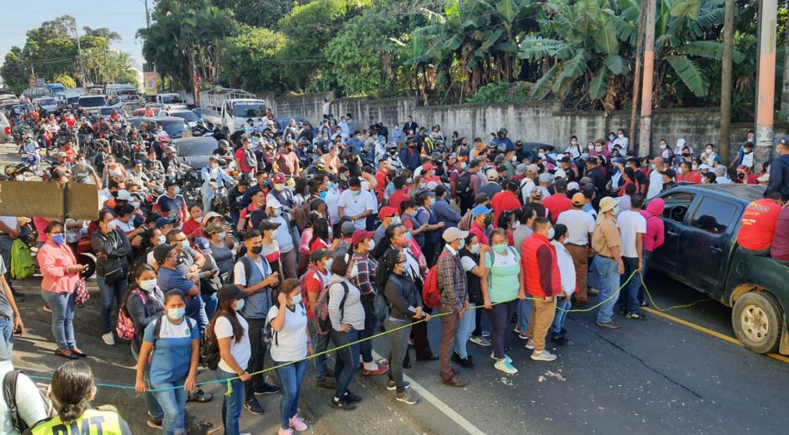 Bloqueo de salubristas en el km 56 antigua ruta a Palín, Escuintla. (Foto Prensa Libre: Enrique Paredes)