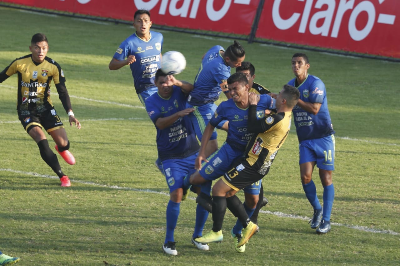 CSD Sololá se defendió bien en la segunda parte del juego. Y el meta Christian Mendoza fue la figura. Foto Prensa Libre: Esbin García.