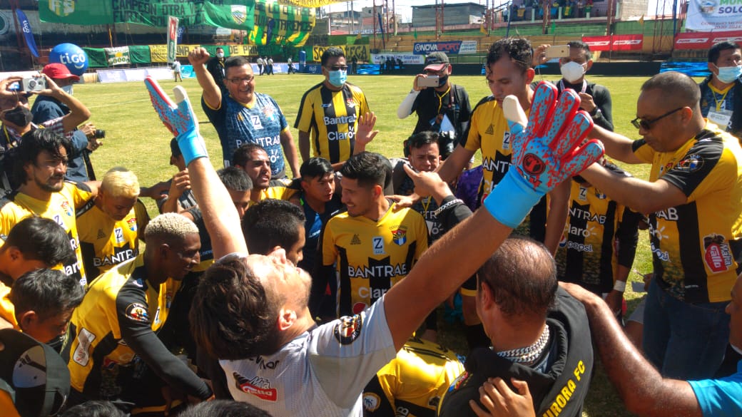 El conjunto de Aurora FC se coronó campeón del Torneo Apertura 2020 de la Primera División tras ganar la serie final ante Sololá con un marcador global de 3-1. (Foto Prensa Libre: Raúl Barreno)