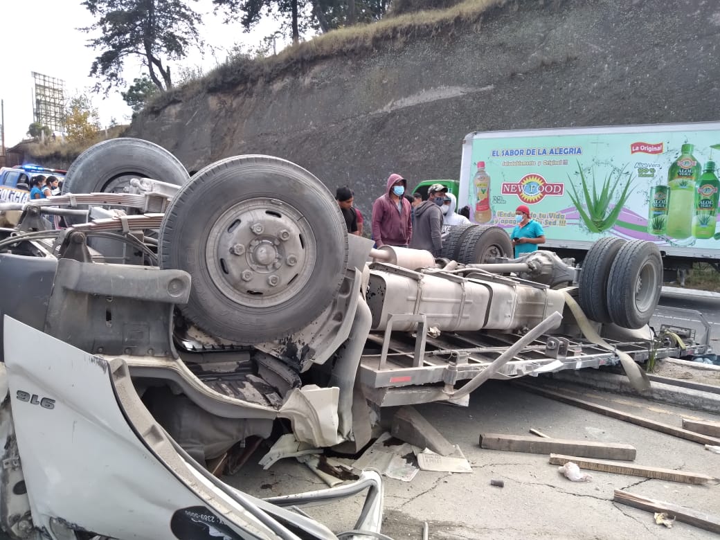 Camión queda volcado en la carretera luego de chocar con varios vehículos, en el kilómetro 189 de la carretera Interamericana. (Foto Prensa Libre: Juan R.)