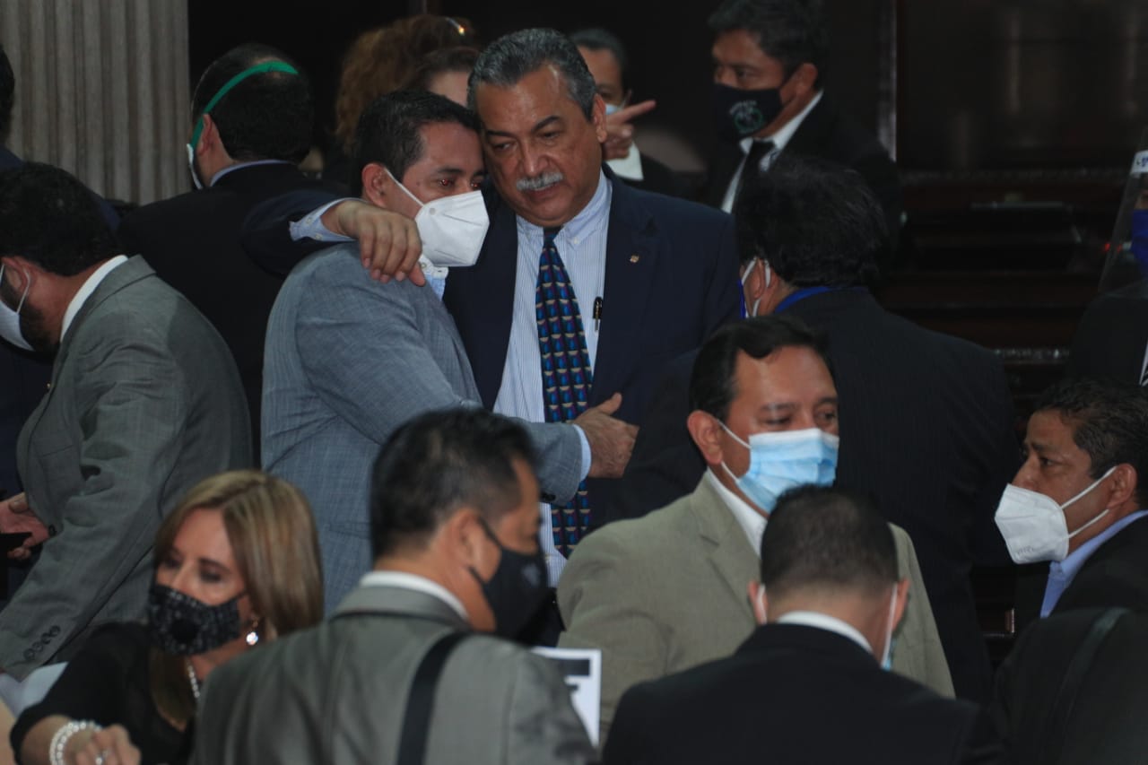 Los últimos escalones del hemiciclo fueron el lugar para las despedidas de 2020. (Foto: Byron García)