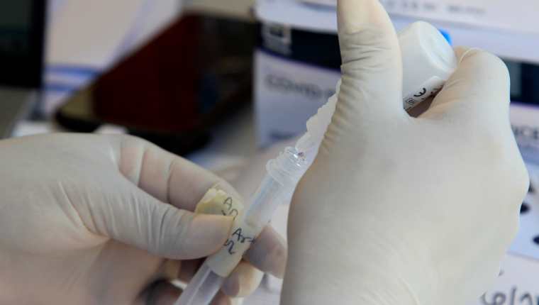 Especialistas de algunos países dicen que no hay evidencia sólida de que nueva cepa del coronavirus sea más contagiosa. (Foto Prensa Libre: EFE)