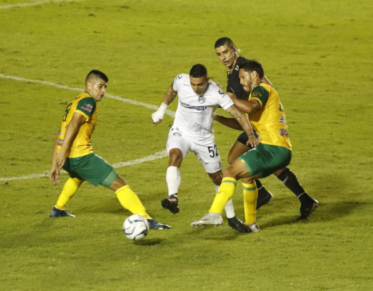 Comunicaciones cedió un empate sin goles ante Guastatoya y con esto perdió toda posibilidad matemática de alcanzar el liderato. (Foto Prensa Libre: Esbin García)