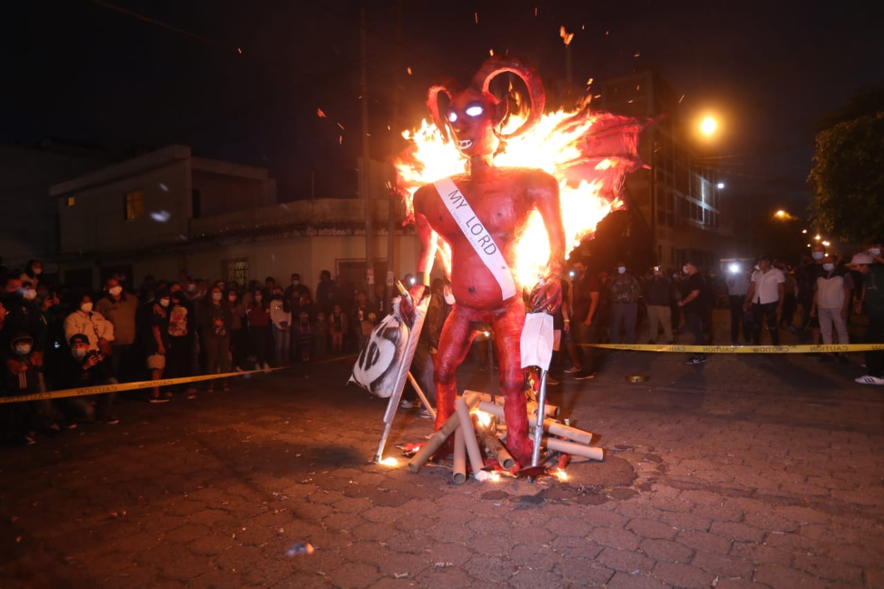 Vecinos de la zona 5 participan en la quema del diablo. (Foto Prensa Libre: Érick Ávila)