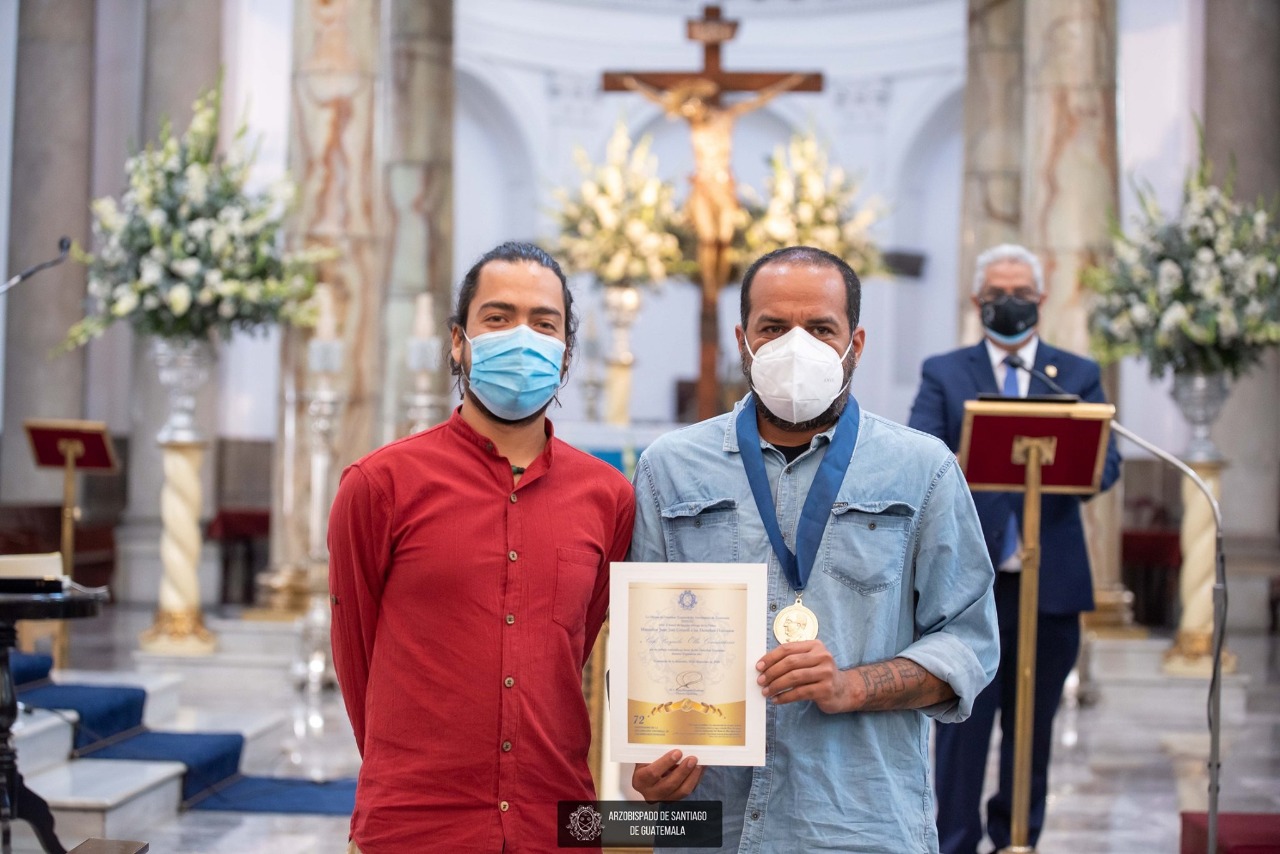 La Oficina de Derechos Humanos del Arzobispado de Guatemala otorga la orden “Monseñor Juan José Gerardi al Café Rayuela. (Foto Prensa Libre: Cortesía ODHAG)