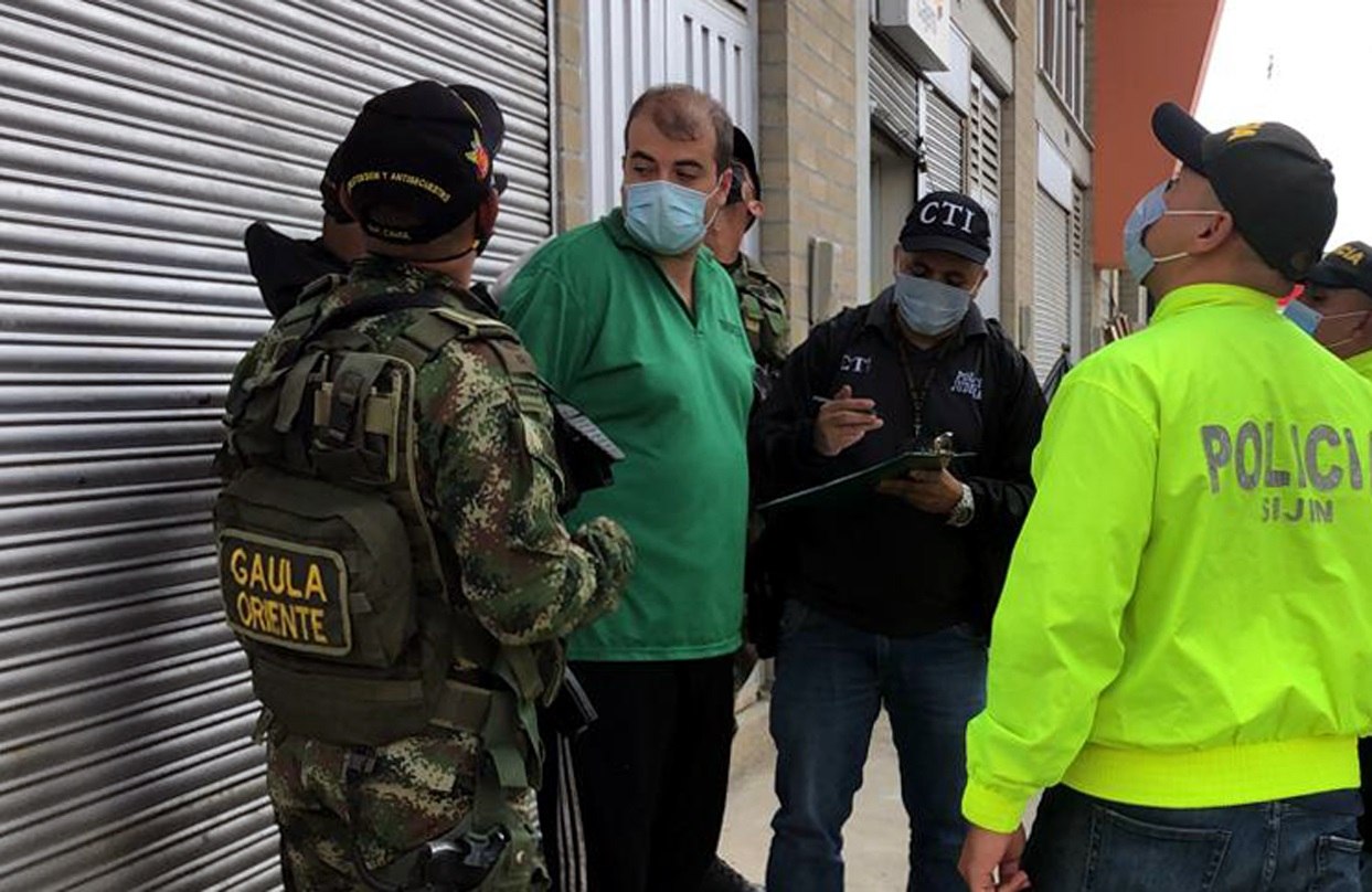 Fotografía cedida por la Policía de Colombia que muestra a Diego Armando Cadavid (2i) durante su detención  en Rionegro,  Colombia. (Foto Prensa Libre: EFE)