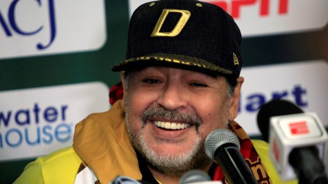 Diego Maradona siguió acumulando fortuna luego de retirarse como futbolista, ya que fue director técnico de muchos equipos, incluso de la Selección de Argentina. (Foto Prensa Libre: Hemeroteca)