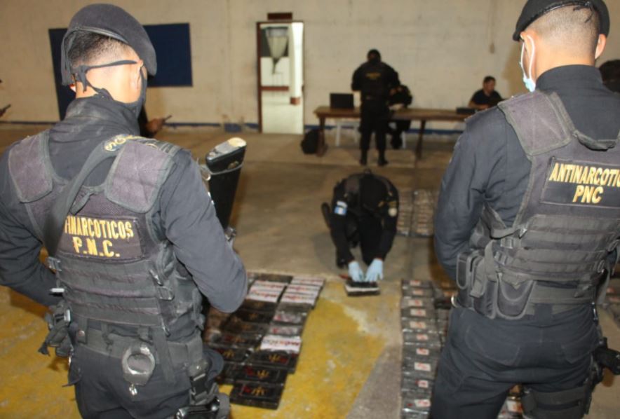 Personal Antinarcótico de la PNC en conjunto con MP procesan la escena y confirmaron el hallazgo de droga en el jet. (Foto Prensa Libre: Cortesía PNC)