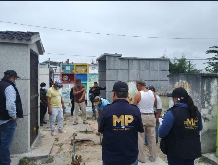 Fiscales hacen exhumaciones en busca de evidencias en el Caso Siekavizza. (Foto Prensa Libre: MP)