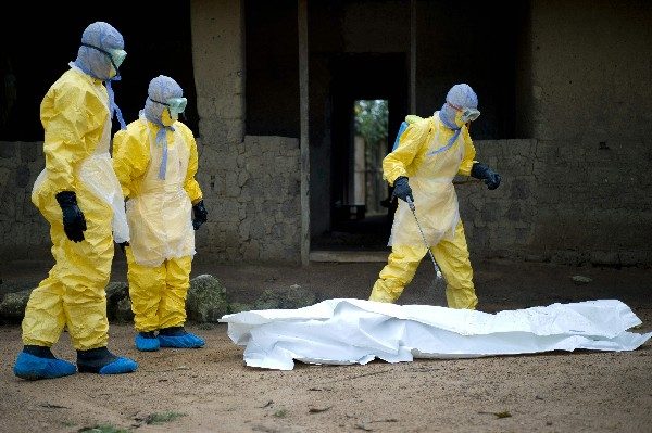 Este es parte del equipo de protección que se usa en casos de ébola y también en investigaciones de un posible nuevo virus similar en África. (Foto Prensa Libre: AFP)