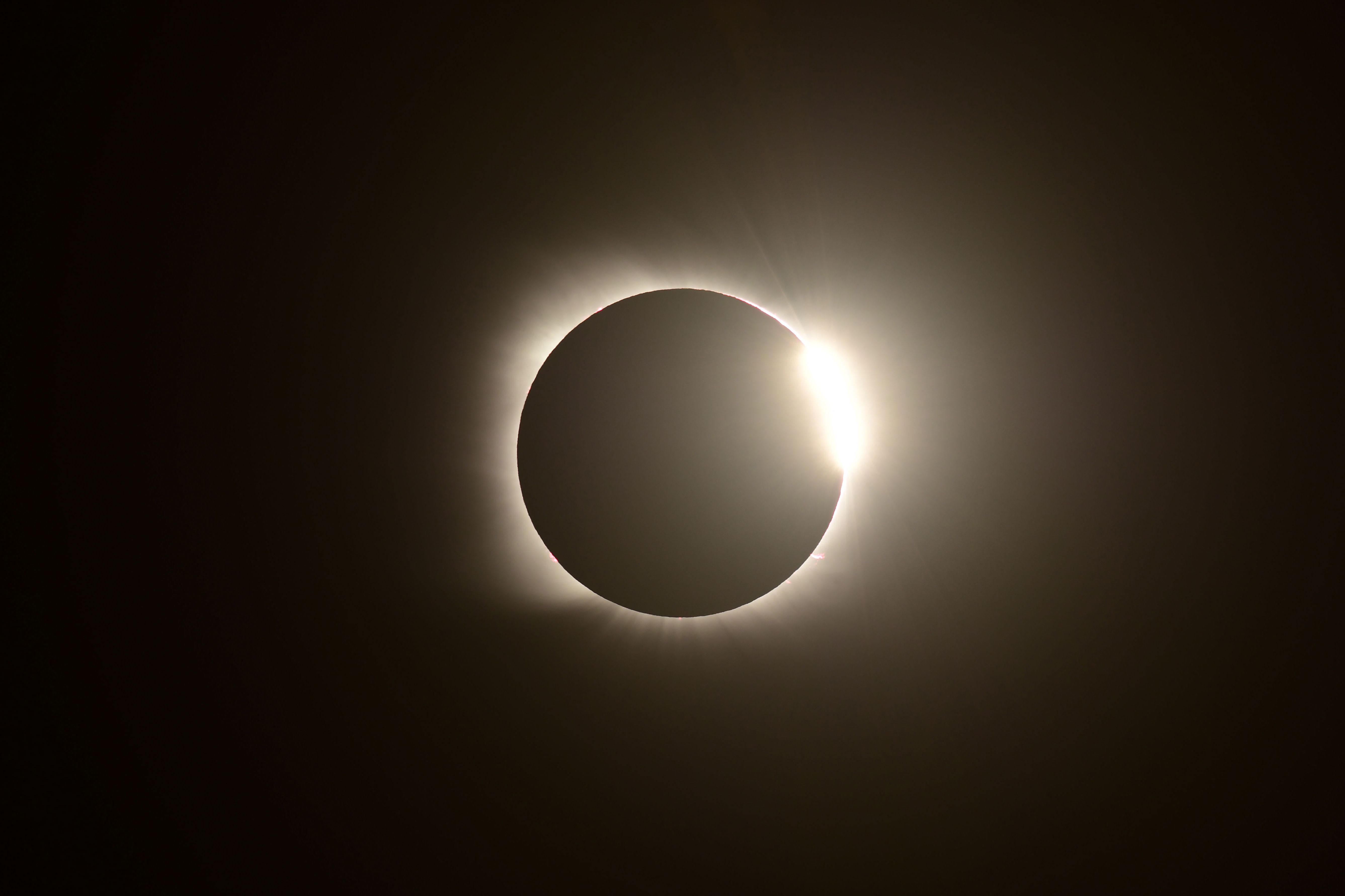 El efecto de anillo de diamantes se observa durante el eclipse solar total desde Villa Chocón, provincia de Neuquén, Argentina. (Foto Prensa Libre: AFP)