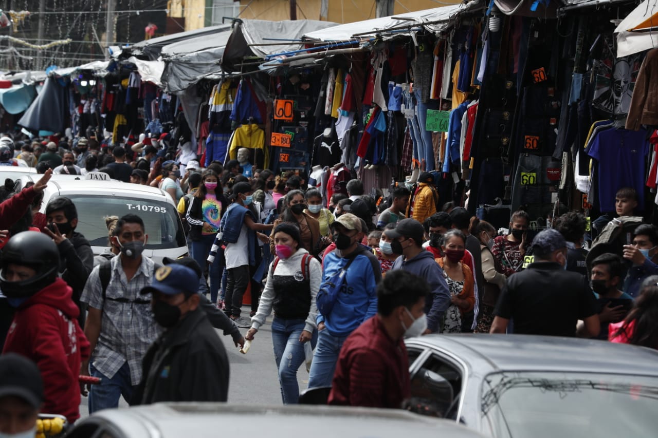 Guatemaltecos han acudido a las calles de manera masiva durante los últimos días del 2020. (Foto Prensa Libre: Esbin García)