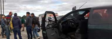 El accidente ocurrió en el km 63 de la ruta Interamericana, Zaragoza, Chimaltenango. (Foto Prensa Libre: César Antonio Pérez)