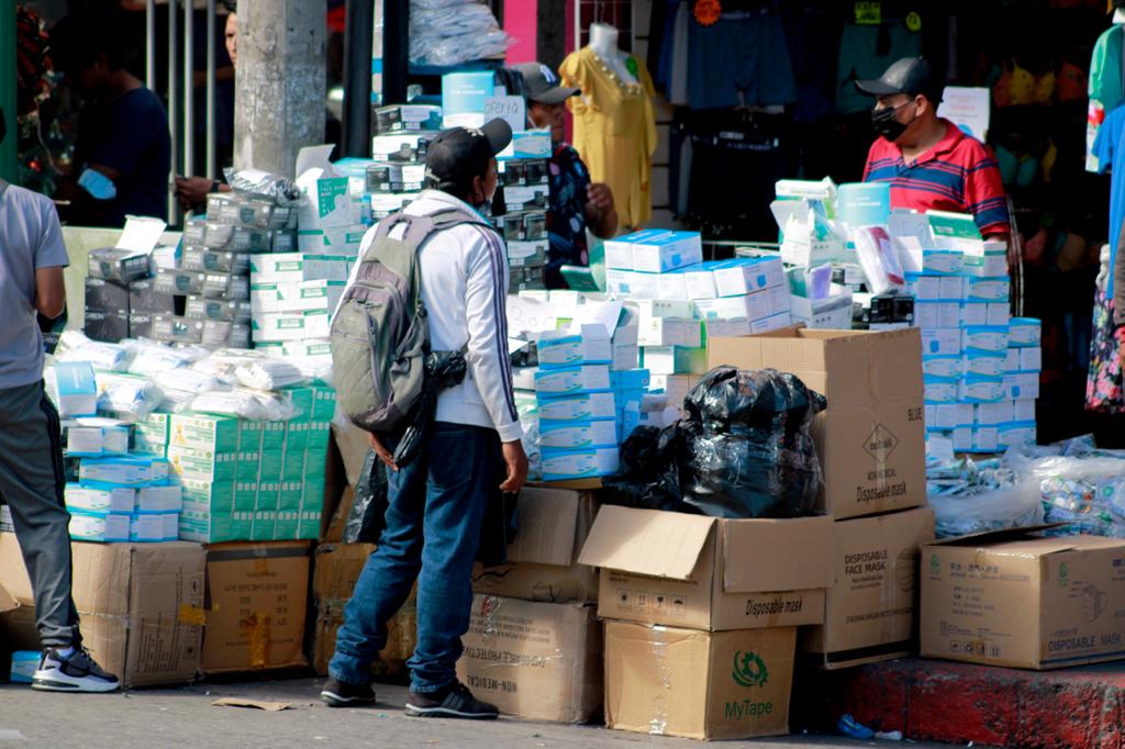 Guatemaltecos se abastecen previo a una Navidad en confinamiento por el coronavirus. (Foto Prensa Libre)