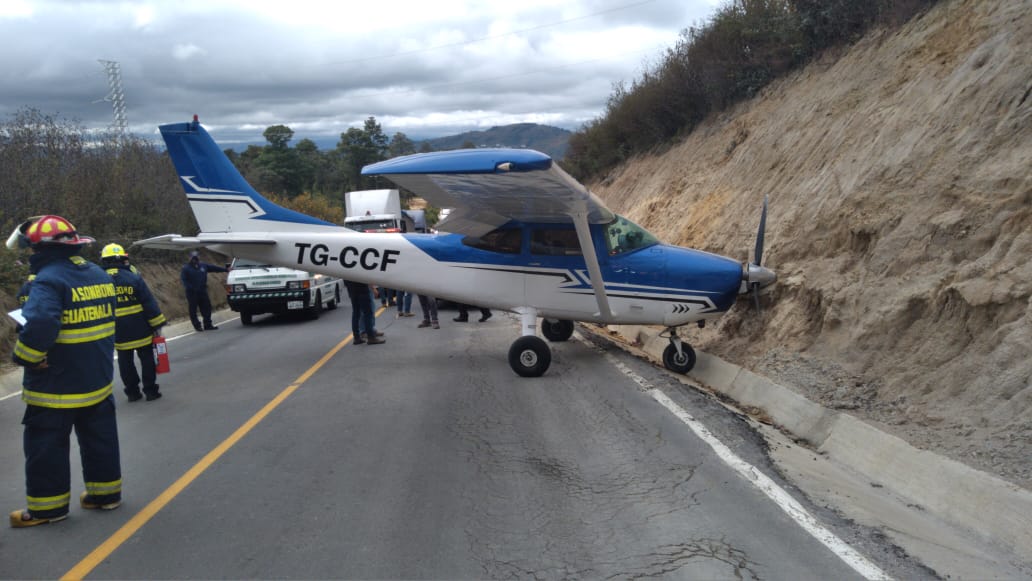La avioneta aterrizó de emergencia sobre una carretera de San Juan Sacatepéquez. (Foto Prensa Libre:)