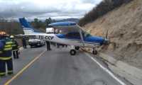 La avioneta aterrizó de emergencia sobre una carretera de San Juan Sacatepéquez. (Foto Prensa Libre:)