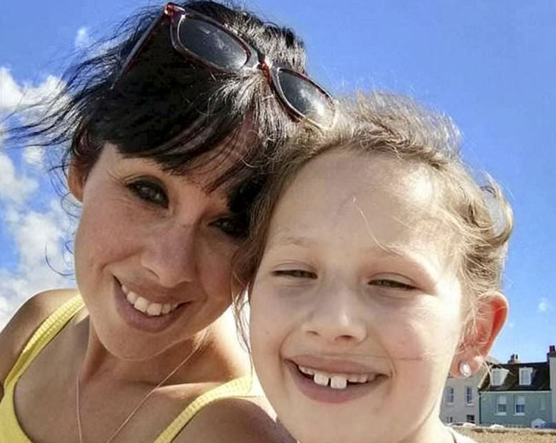 Jodie Crews y su hija Isabella encontraron la granada en la playa. (Foto Prensa Libre: Jodie Crews)