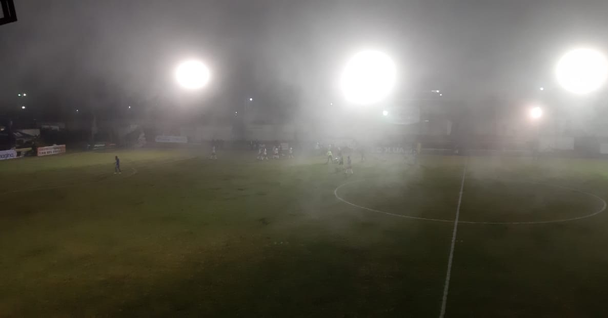 La neblina obligó a reprogramar el juego de vuelta de la llave de semifinales entre Sololá y Mictlán. (Foto Prensa Libre: Cortesía @AndresNadf)