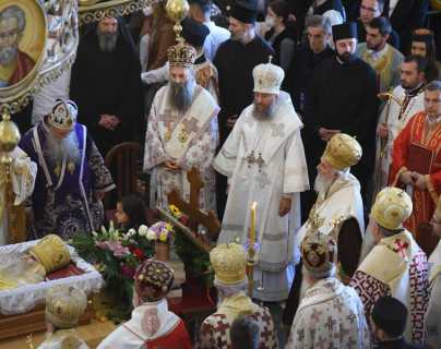 La comunión, una cuchara compartida, dos funerales masivos y el contagio de coronavirus que causan polémica en la Iglesia serbia