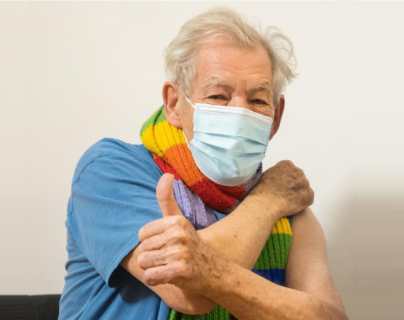 “Me siento afortunado”: Gandalf se vacuna contra el coronavirus