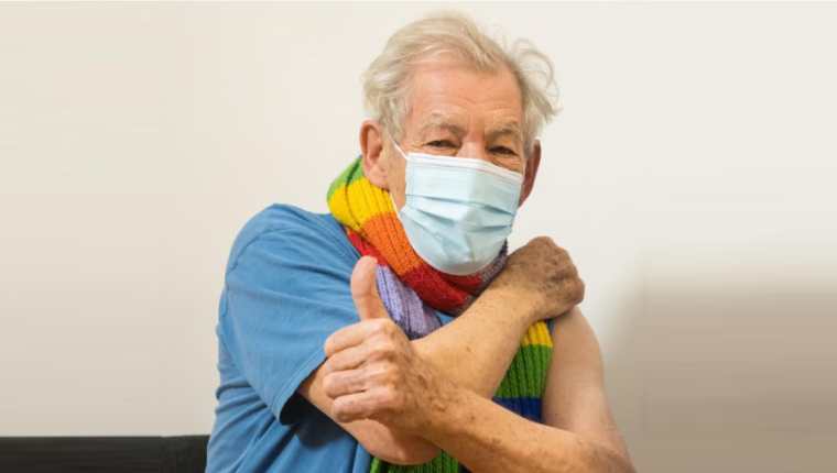 Ian McKellen, primer famoso en anunciar que ya se ha vacunado contra el coronavirus. (Foto Prensa Libre: Twitter)