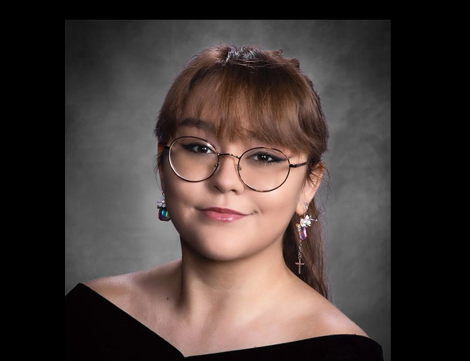 Aramis Mora, una joven estudiante de 17 años de la escuela Greenville, en Texas, murió mientras participaba en una clase virtual en su vivienda, la que fue impactada por un vehículo. (Foto Prensa Libre: Greenville High School)