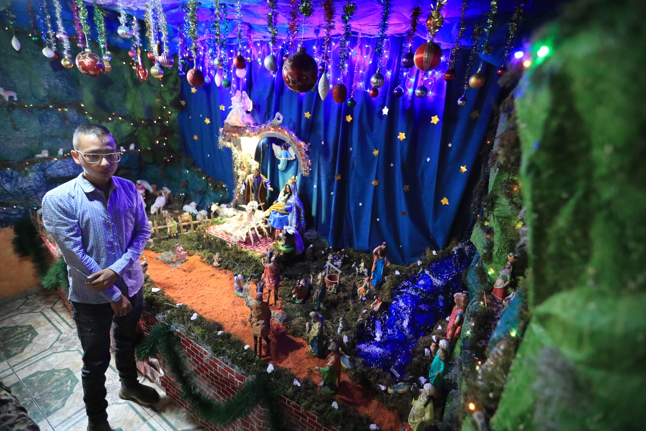 José Carlos Castellanos, representante de la familia Castellanos que ganó el tercer lugar en el concurso de nacimientos. (Foto Prensa Libre: Carlos Hernández)