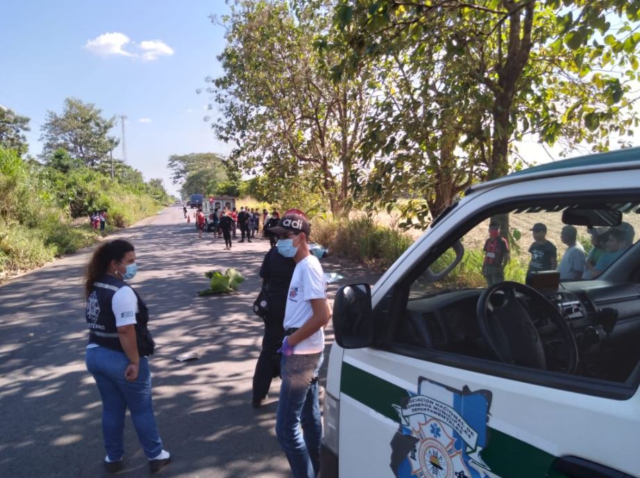 Escena en donde dos mujeres que iban en una motocicleta murieron atropelladas en San José La Máquina, Suchitepéquez. (Foto Prensa Libre: Bomberos Municipales Departamentales)