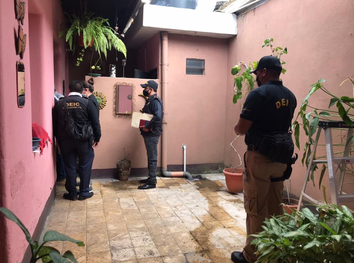 Operativo de la PNC y el MP para la captura de integrantes de las bandas delincuenciales "las Saqueadoras" y "La Luz". (Foto Prensa Libre: MP)