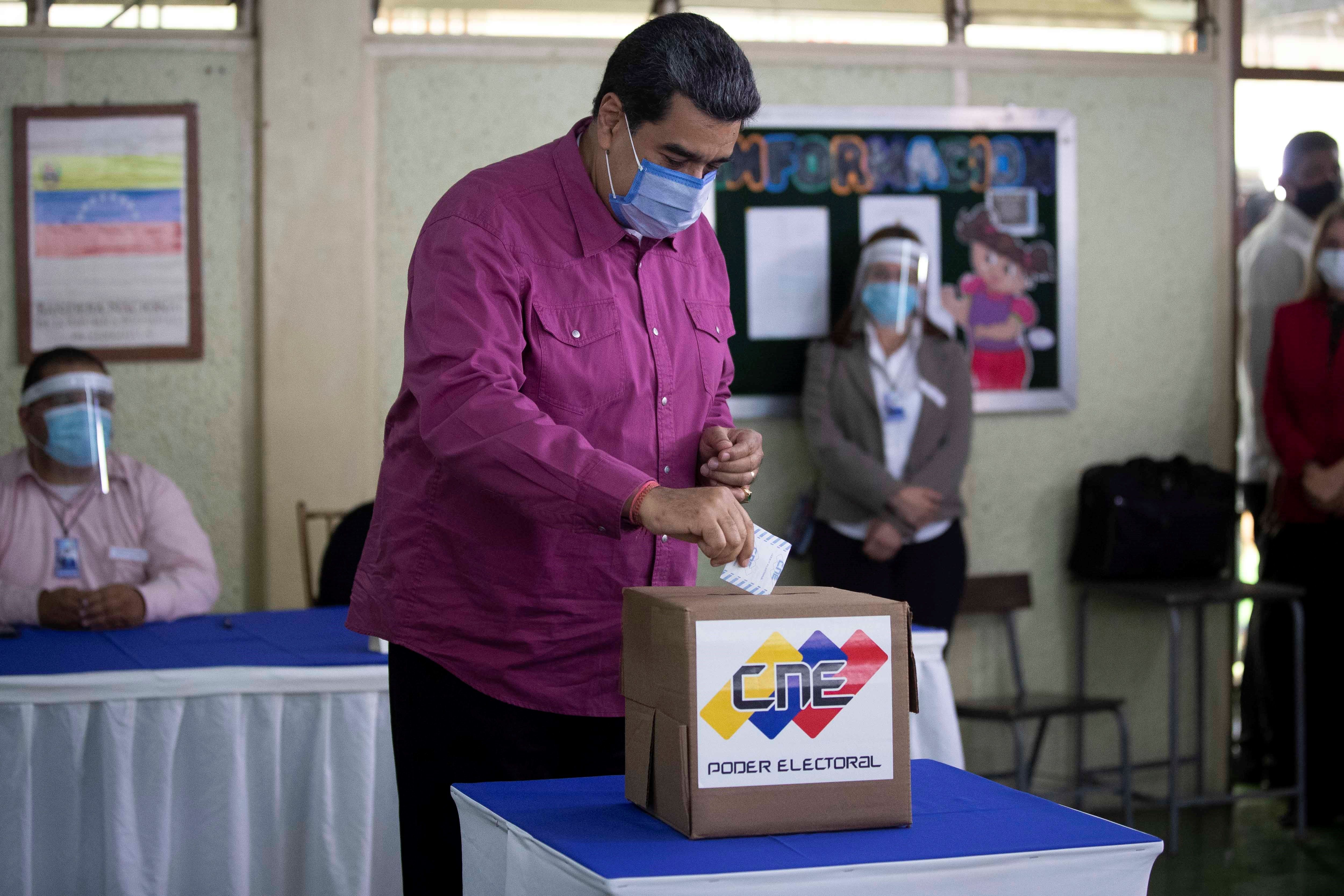 El presidente venezolano, Nicolás Maduro, vota en un centro electoral de Caracas, Venezuela. (Foto Prensa Libre: EFE)