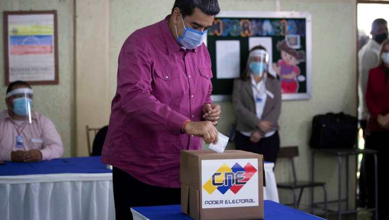 El presidente venezolano, Nicolás Maduro, vota en un centro electoral de Caracas, Venezuela. (Foto Prensa Libre: EFE)