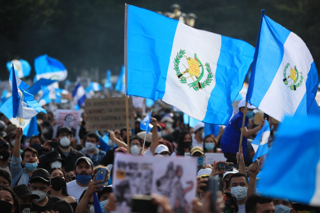 Guatemaltecos han regresado a la Plaza de la Constitución para manifestar contra la corrupción, el Presupuesto 2021 y las acciones de las fuerzas de seguridad. (Foto Prensa Libre: Carlos H. Ovalle)