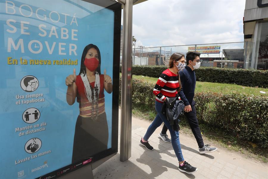 En varios países figuran carteles que promueven el distanciamiento físico y el uso de mascarillas. (Foto Prensa Libre: EFE)