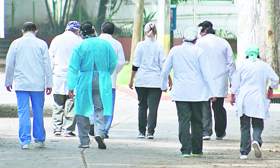 Luego de una primera ola de contagios de covid-19 que saturó los hospitales, los médicos están agotados pero están dispuestos a continuar atendiendo a la población. (Foto Prensa Libre: Hemeroteca PL)