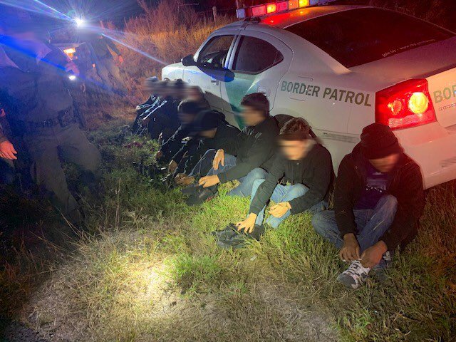 Migrantes son detenidos al recién cruzar la frontera entre México y EE. UU. por la Patrulla Fronteriza. (Foto: CBP)