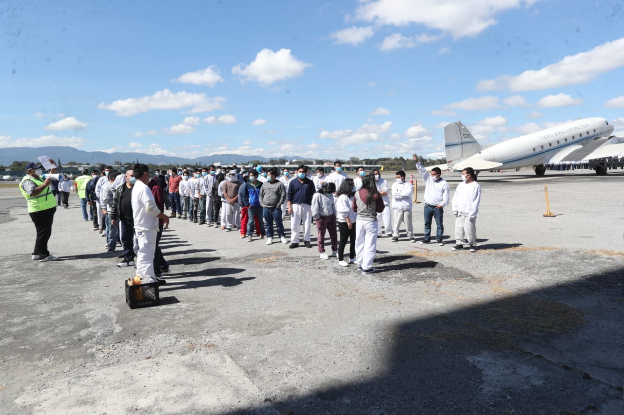 Guatemaltecos ingresan a la Fuerza Aérea Guatemalteca luego de ser deportados de Estados Unidos. (Foto: Érick Ávila)